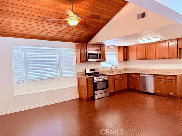 24811 Calle El Toro Grande, Lake Forest CA: https://media.crmls.org/medias/fe965842-9a22-4923-850b-5209ff02a61d.jpg