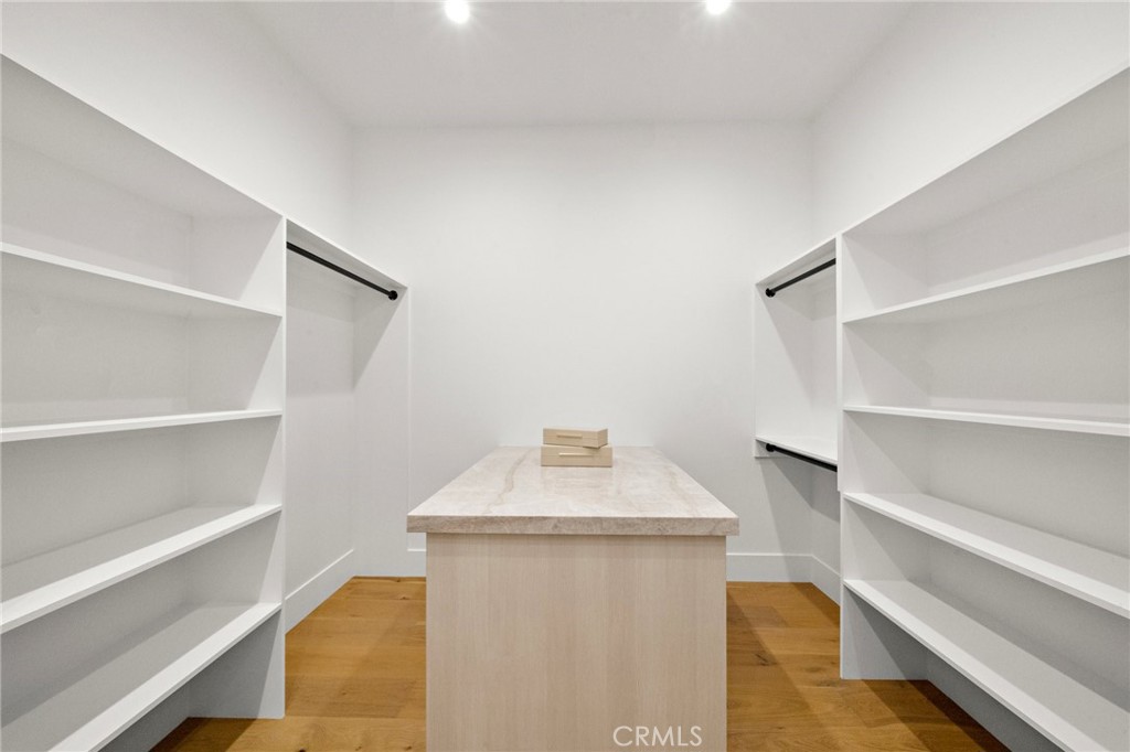 https://media.crmls.org/medias/fe97450c-d083-477d-b0bf-8c9407a5b34e.jpg?preset=X-Large