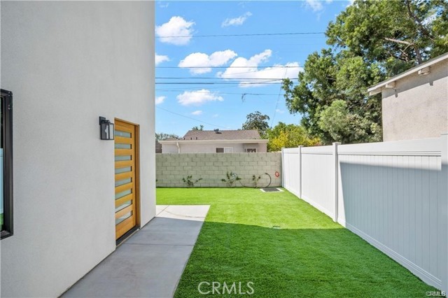 Detail Gallery Image 2 of 18 For 11428 Erwin, North Hollywood,  CA 91606 - 2 Beds | 2/1 Baths
