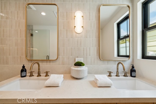 13817 Valley Vista Blvd, Sherman Oaks CA: https://media.crmls.org/medias/fe9e573f-d84d-47bc-a7a2-6e68f6104113.jpg