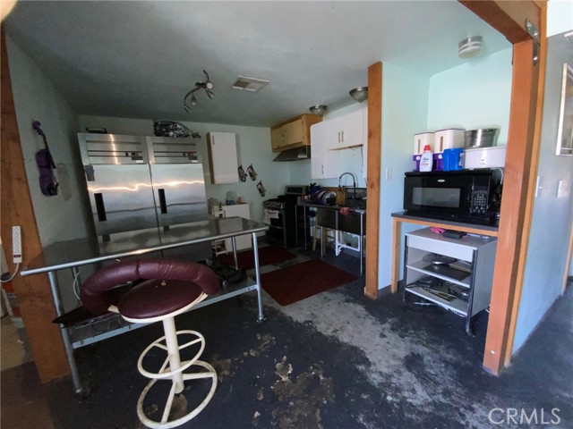 29256 Arrowhead Avenue, Barstow CA: https://media.crmls.org/medias/fea0968a-be6a-48c4-b364-70ae4739554f.jpg