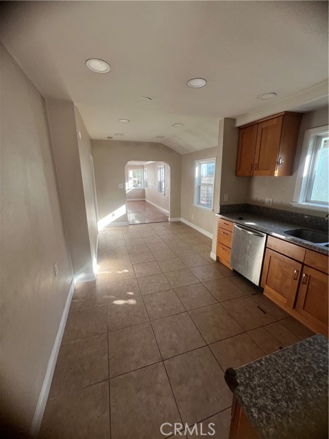 Detail Gallery Image 3 of 8 For 9307 San Miguel Ave, South Gate,  CA 90280 - 2 Beds | 1 Baths