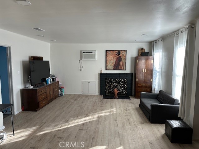 https://media.crmls.org/medias/fea198a9-bc82-476e-a694-1f9b6170b9aa.jpg?preset=X-Large