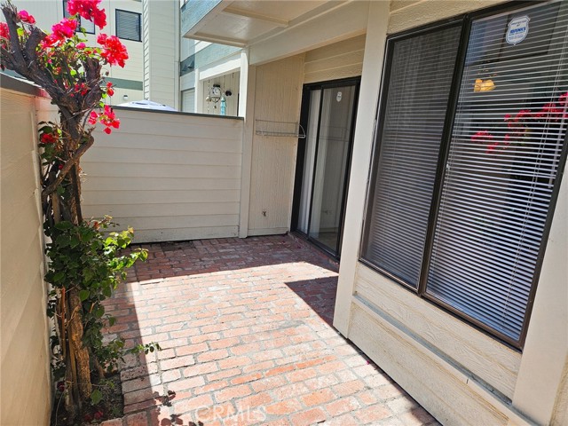 Detail Gallery Image 13 of 18 For 10566 Sunland Bld #1,  Sunland,  CA 91040 - 3 Beds | 2/1 Baths