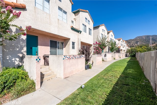 Detail Gallery Image 2 of 14 For 13901 Olive View Ln #68,  Sylmar,  CA 91342 - 3 Beds | 2/1 Baths