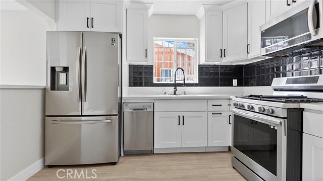 Detail Gallery Image 15 of 56 For 413 E 81st St, Los Angeles,  CA 90003 - 7 Beds | 6 Baths