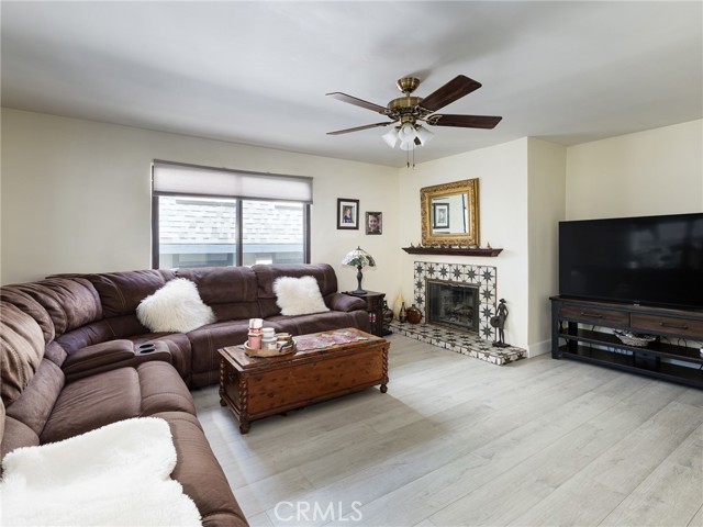 Detail Gallery Image 3 of 14 For 212 E Imperial Ave #E,  El Segundo,  CA 90245 - 3 Beds | 2 Baths