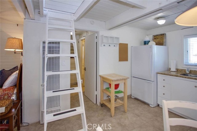 Detail Gallery Image 9 of 17 For 202 15th St #B,  Newport Beach,  CA 92663 - 0 Beds | 1 Baths