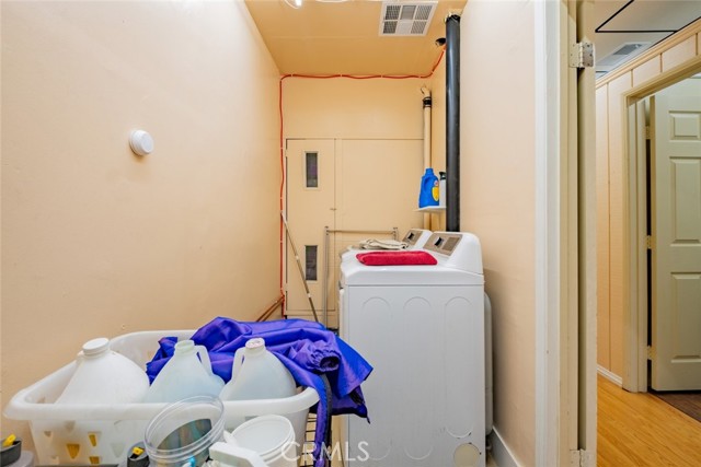 2950 Honolulu Avenue, La Crescenta CA: https://media.crmls.org/medias/feaad7c7-a3e5-4f98-9083-919f65c1bf9b.jpg