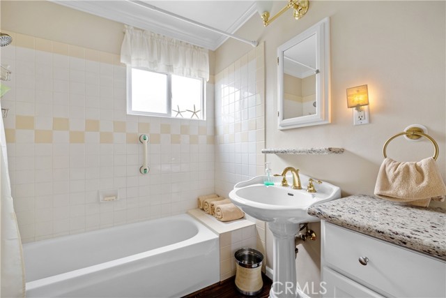 319 26th Place, Manhattan Beach, California 90266, 3 Bedrooms Bedrooms, ,2 BathroomsBathrooms,Residential,Sold,26th,SB22115573