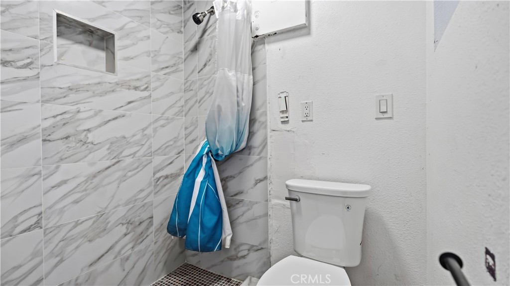 https://media.crmls.org/medias/feaea7e0-ca4b-4daf-8edf-0b183bf897b6.jpg?preset=X-Large
