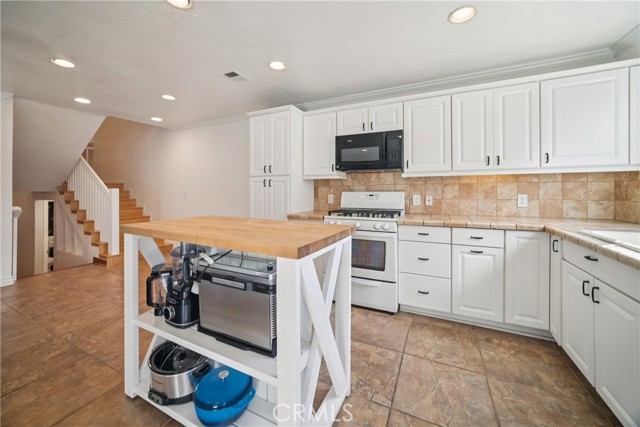 Detail Gallery Image 9 of 27 For 19545 Sherman Way, Reseda,  CA 91335 - 3 Beds | 1/1 Baths