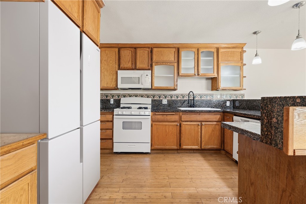 https://media.crmls.org/medias/feb009a8-0677-448c-bd21-cc09c52419b9.jpg?preset=X-Large