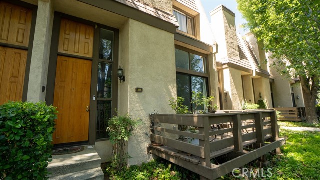 FRONT ENTRANCE & PATIO!