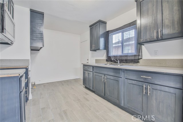 9218 Hooper Avenue, Los Angeles CA: https://media.crmls.org/medias/feb3887e-7e8f-4496-8cc6-49c597fa0525.jpg