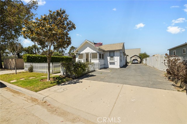 435 S Palm Avenue, Santa Paula CA: https://media.crmls.org/medias/feb41c5b-a8ed-4b1e-a35f-eee88f9e4e81.jpg