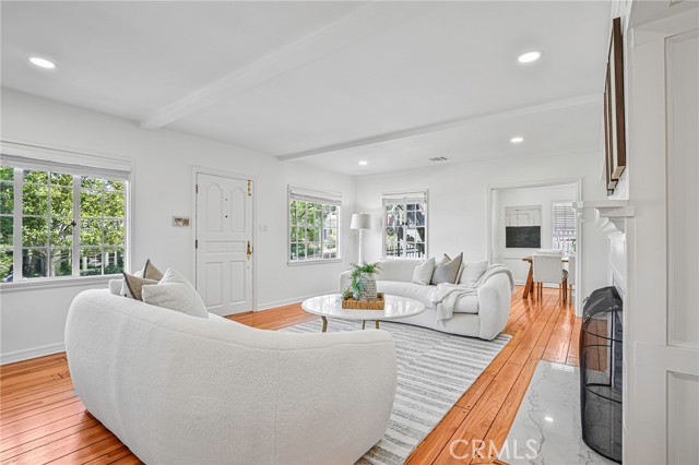 3975 Van Noord Avenue, Studio City CA: https://media.crmls.org/medias/feb43d6c-3a5d-4a63-aae2-1e7a9a4c583f.jpg
