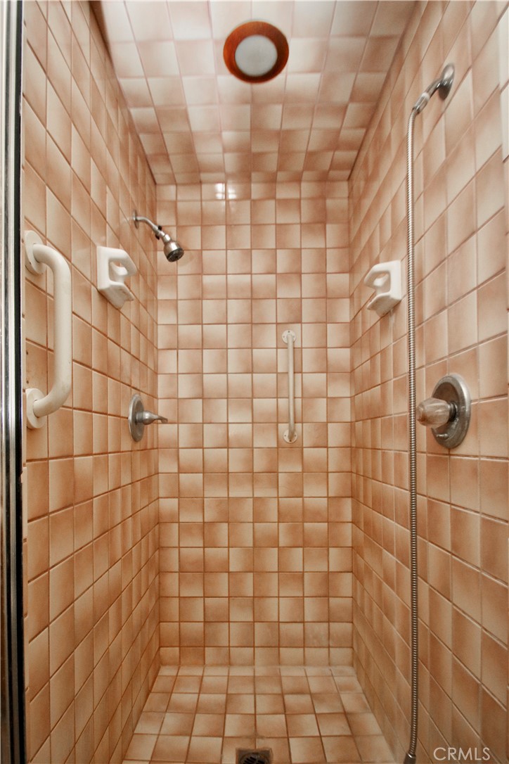 https://media.crmls.org/medias/feb51ac9-a5a7-4380-a2d9-55d61527a2bf.jpg?preset=X-Large