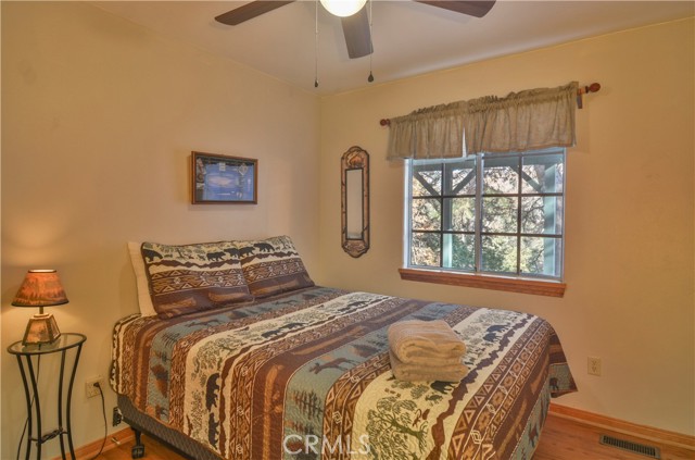 Detail Gallery Image 19 of 22 For 735 E Victoria Ct, Lake Arrowhead,  CA 92352 - 2 Beds | 1/1 Baths