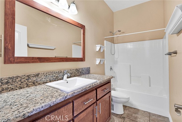 Detail Gallery Image 10 of 20 For 10925 Sage St, Oak Hills,  CA 92344 - 5 Beds | 3/1 Baths