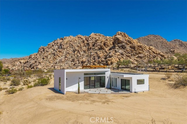 7192 Mount Shasta Avenue, Joshua Tree CA: https://media.crmls.org/medias/febea7b5-9364-47a3-ade9-911f1ad3dc6f.jpg