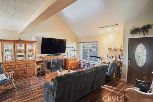 Detail Gallery Image 2 of 29 For 21946 Peppercorn, Saugus,  CA 91350 - 4 Beds | 2/1 Baths