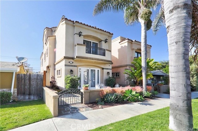421 11th Street, Huntington Beach CA: https://media.crmls.org/medias/fec0c3ab-8d0e-4294-8698-e261fe443382.jpg