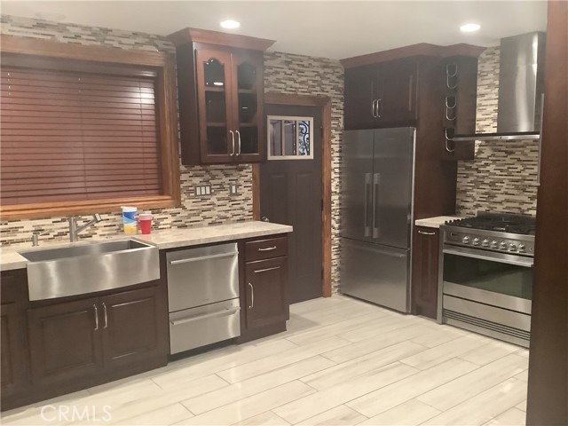 Detail Gallery Image 2 of 6 For 730 W 109th, Los Angeles,  CA 90044 - 3 Beds | 2 Baths