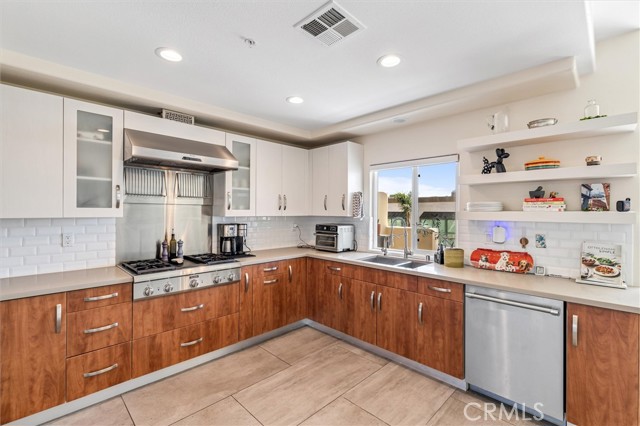 308 5th Street, Huntington Beach CA: https://media.crmls.org/medias/fec2f418-a046-48c9-82d9-246cb349a7c5.jpg