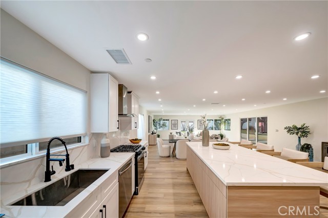 Detail Gallery Image 13 of 41 For 24250 Friar St, Woodland Hills,  CA 91367 - 4 Beds | 4 Baths