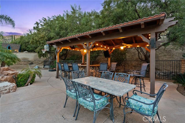 30463 Vineyard Lane, Castaic CA: https://media.crmls.org/medias/fec4e7ff-9d5f-4e0c-be7f-2c147704da00.jpg