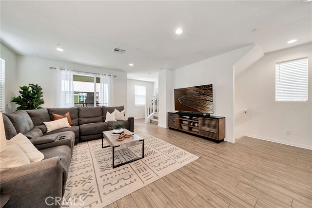 Detail Gallery Image 12 of 43 For 2132 Lacy Crossing Dr, Santa Ana,  CA 92701 - 4 Beds | 3/1 Baths