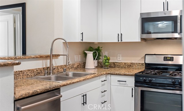 1801 E Katella Avenue, Anaheim CA: https://media.crmls.org/medias/fec9543f-4880-47e4-8c80-d2673551165b.jpg