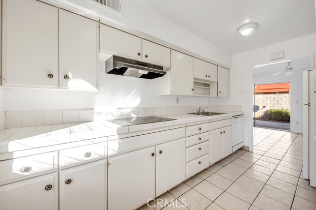 Detail Gallery Image 9 of 50 For 8100 Canby Ave #4,  Reseda,  CA 91335 - 2 Beds | 2 Baths