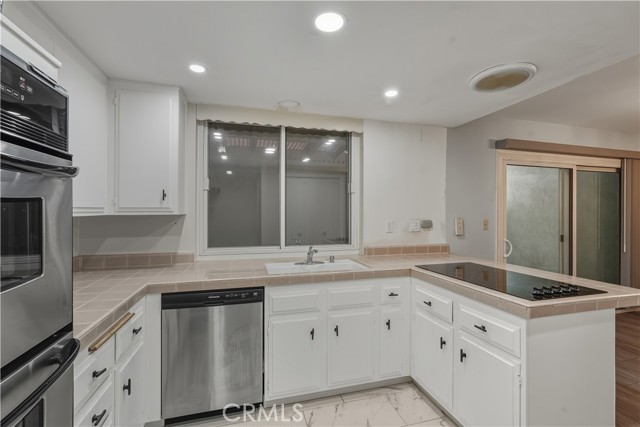 Detail Gallery Image 11 of 25 For 3500 W Manchester #450,  Inglewood,  CA 90305 - 3 Beds | 2 Baths