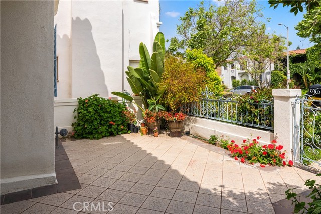 1119 S S Crescent Heights Boulevard, Los Angeles CA: https://media.crmls.org/medias/fecf267e-4e8e-4ce0-b097-cd2a66875f3a.jpg