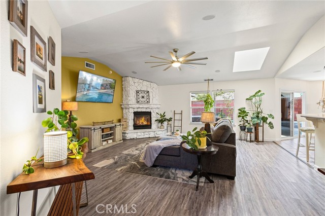 204 Crater Lake Drive, Chico CA: https://media.crmls.org/medias/fed07038-1da8-4ea2-8571-5b12c8f79090.jpg