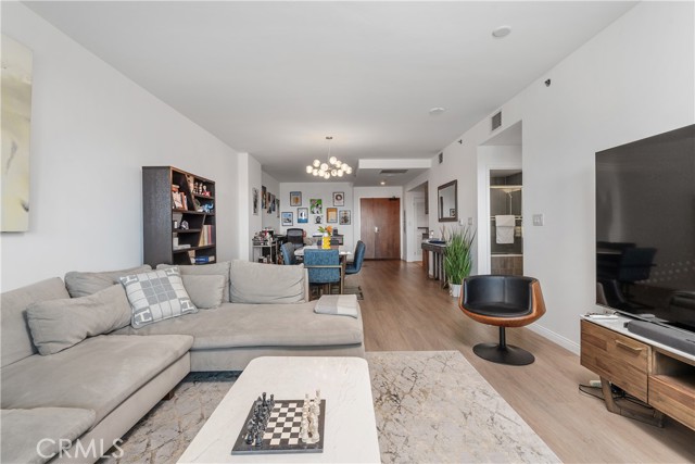 3785 Wilshire Boulevard, Los Angeles CA: https://media.crmls.org/medias/fed2c94c-d9fe-4502-ae1d-4dd4c9c85901.jpg