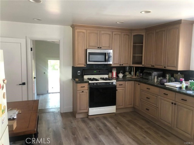 Detail Gallery Image 8 of 11 For 1951 1951 Midvale, –,  CA 90025 - 3 Beds | 2 Baths