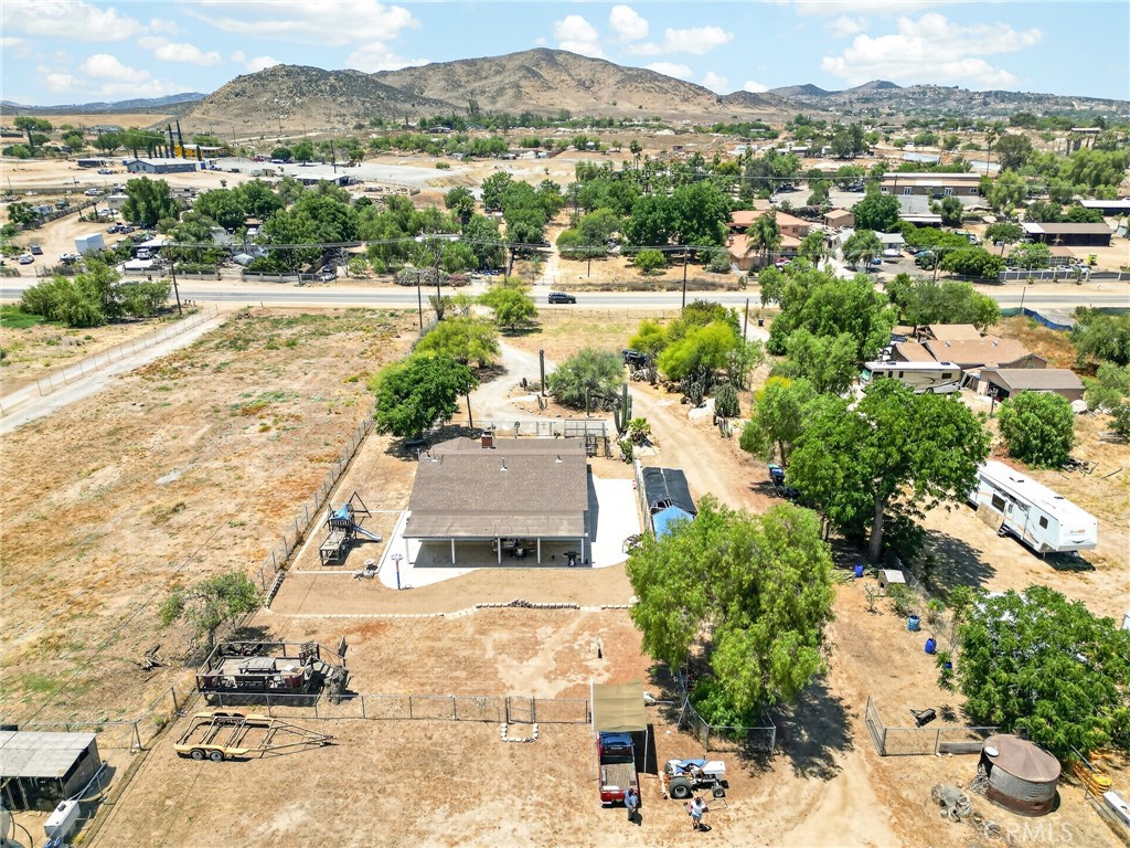 https://media.crmls.org/medias/fede2de5-47b5-4d24-a2c5-6d259f276dcd.jpg?preset=X-Large
