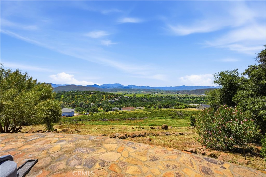 https://media.crmls.org/medias/fede91b0-b091-48be-8768-f091a0d9118b.jpg?preset=X-Large
