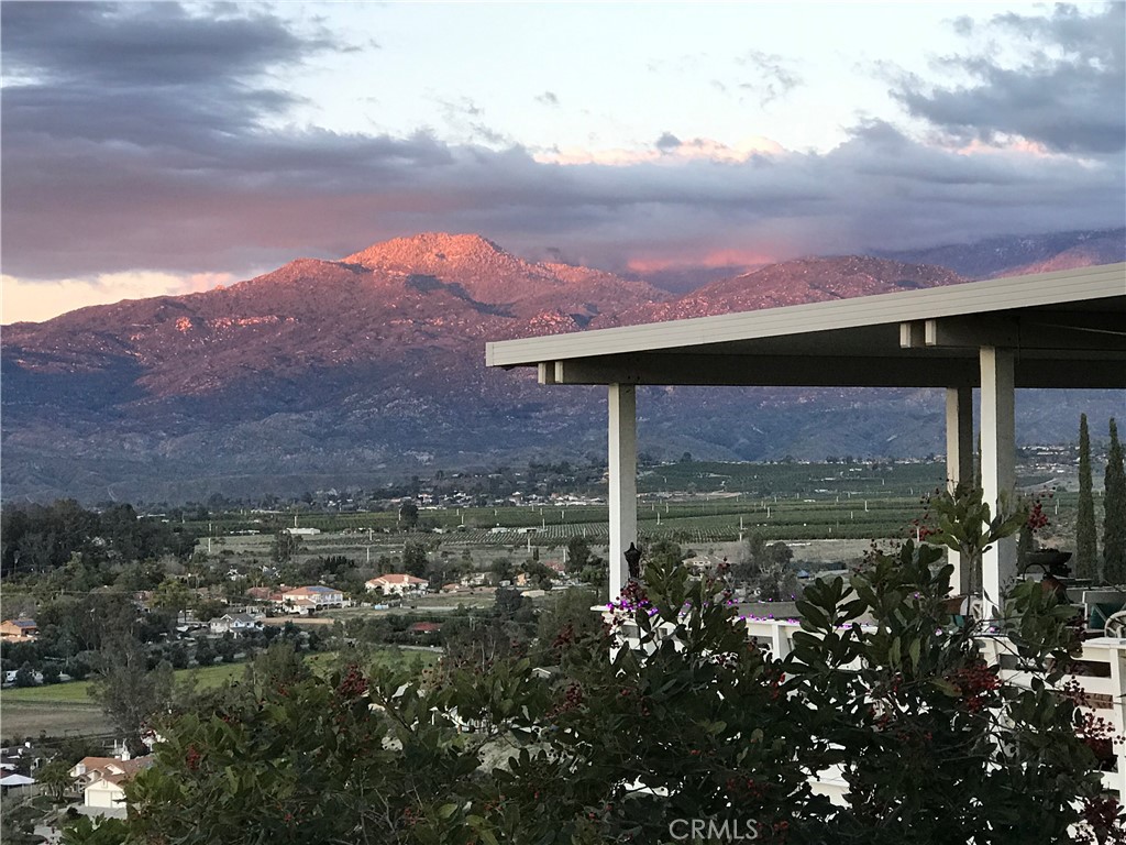 https://media.crmls.org/medias/fededf4a-0928-41da-bf8f-e67fb920db39.jpg?preset=X-Large