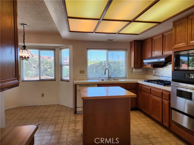 Detail Gallery Image 16 of 55 For 330 Amberwood Dr, Walnut,  CA 91789 - 5 Beds | 3 Baths