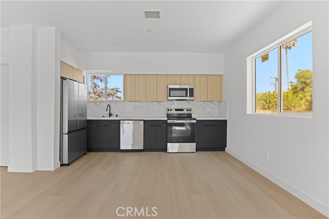 Detail Gallery Image 6 of 12 For 4511 Rosewood Ave #1/2,  Los Angeles,  CA 90004 - 4 Beds | 4/1 Baths