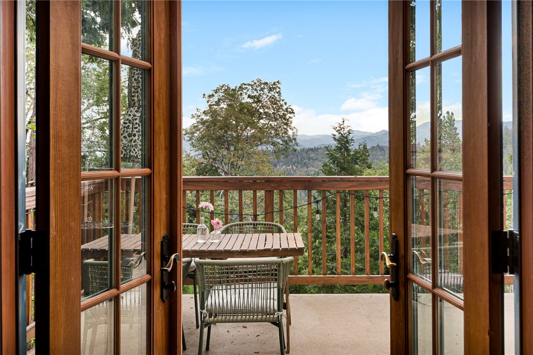 Detail Gallery Image 1 of 1 For 557 W Victoria Ct, Lake Arrowhead,  CA 92352 - 3 Beds | 2 Baths