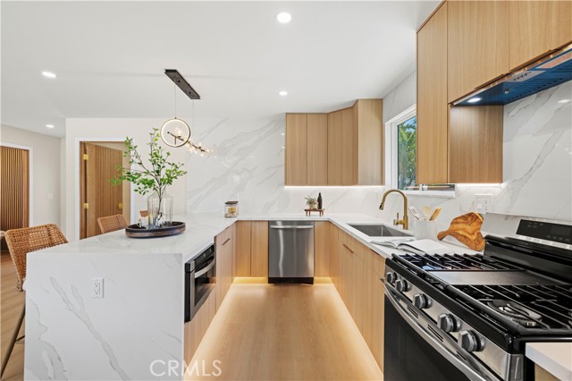 23701 Sylvan Street, Woodland Hills CA: https://media.crmls.org/medias/fee43fa8-c284-4217-b618-556d404e62e1.jpg