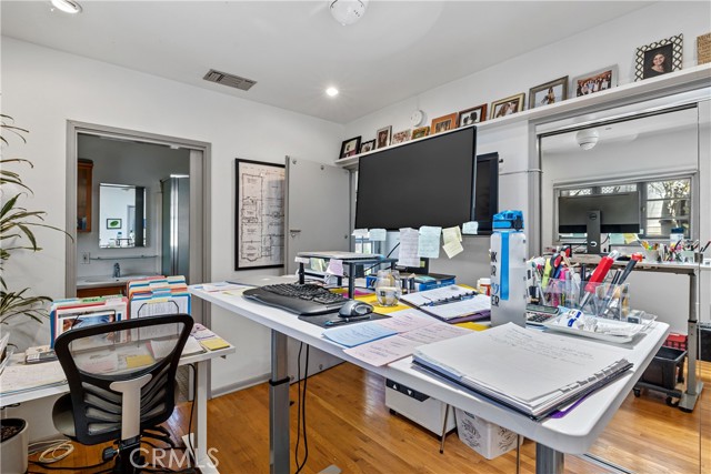 Detail Gallery Image 25 of 33 For 1701 Pier Ave, Santa Monica,  CA 90405 - 4 Beds | 2/1 Baths