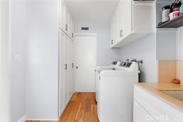 23642 Oxnard Street, Woodland Hills CA: https://media.crmls.org/medias/fee6e9c0-01a9-4645-92b0-3fb8ceab1287.jpg