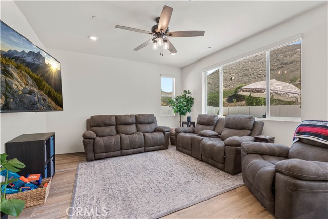 6283 Big Bend Way, Jurupa Valley CA: https://media.crmls.org/medias/fee8cece-cb6b-4417-aee1-c601fc680f31.jpg