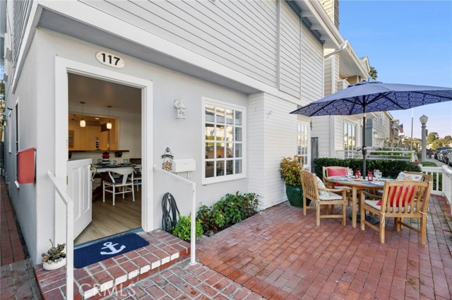 Detail Gallery Image 2 of 40 For 117 Amethyst Ave, Newport Beach,  CA 92662 - 3 Beds | 2 Baths
